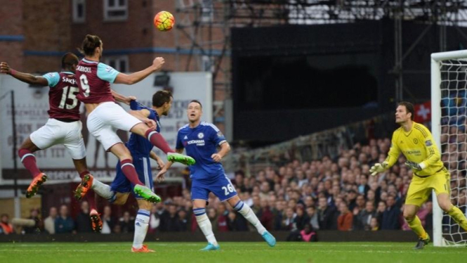 Sundulan pemain West Ham, Andy Carroll, bikin Chelsea kalah