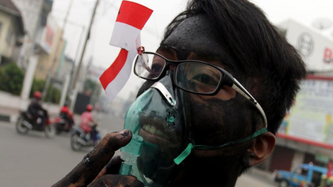 Ilustrasi/Aksi massa protes bencana kabut asap di Riau yang diduga melibatkan sejumlah korporasi sebagai penyebab kebakaran hutan dan lahan