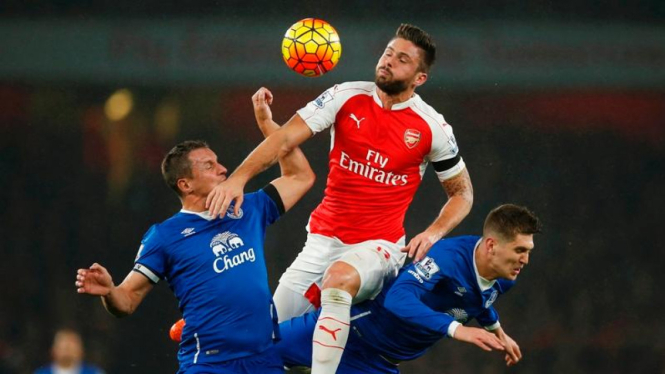 Pemain Arsenal, Olivier Giroud (merah), saat menghadapi Everton dalam lanjutan Premier League hari Sabtu, 24 Oktober 2015.