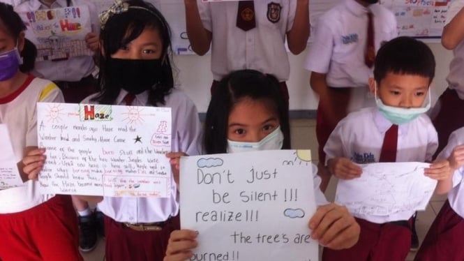 Siswa dan siswi SD di palembang menulis surat untuk Presiden