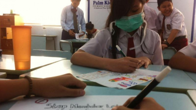 Siswa SD di Palembang protes kabut asap