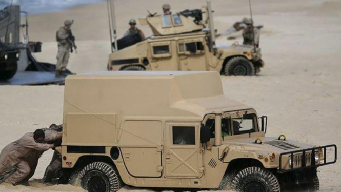 Ilustrasi Dua mobil Humvee milik militer Amerika Serikat terhisap pasir pantai