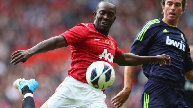  Eks penyerang Manchester United, Dwight Yorke (kostum merah)