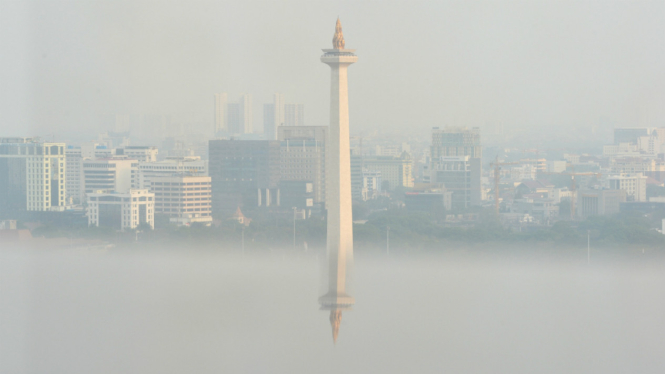 Kabut asap tipis di Jakarta.