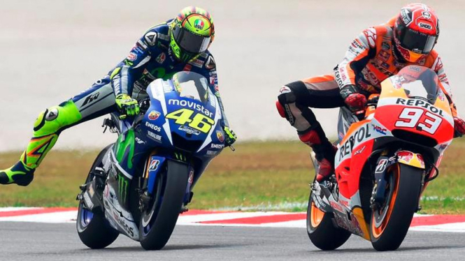 Aksi Valentino Rossi dan Marc Marquez