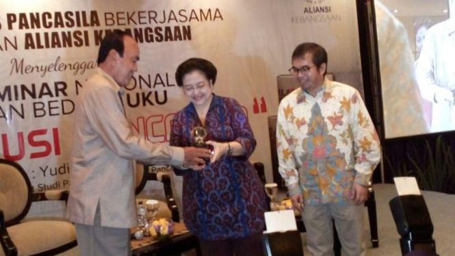 Megawati (tengah), di sela bedah buku Revolusi Pancasila.