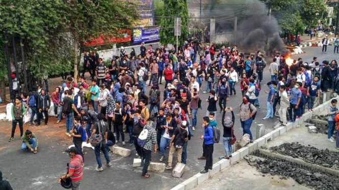 Aksi mahasiswa YAI blokade jalan.