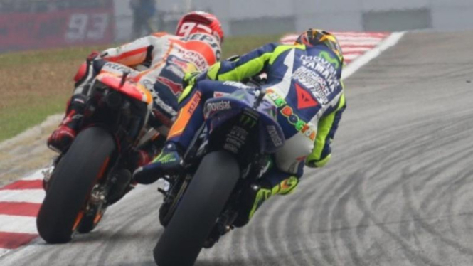 Valentino Rossi (kanan) dan Marc Marquez