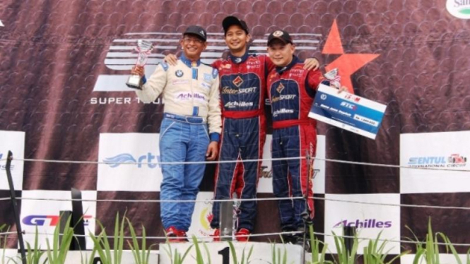 Pembalap ABM Motorsport, Dodi Saputra (tengah) dan Jimmy Lukita (kanan)