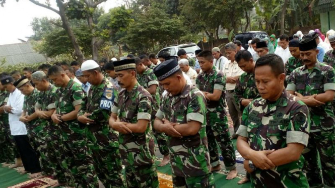 Personel TNI salat minta hujan di di lapangan Kodim 0508 Depok