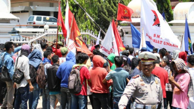 Demo sumpah pemuda di Mataram