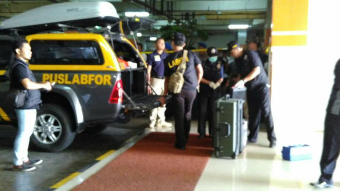 Petugas Puslabfor mendatangi lokasi ledakan di Mall Alam Sutera