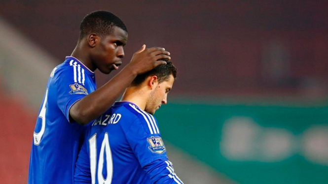 Pemain Chelsea, Eden Hazard (kanan) dihibur Kurt Zouma