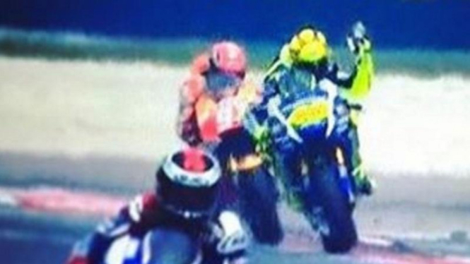 Valentino Rossi tampak berikan jari tengah pada Marquez