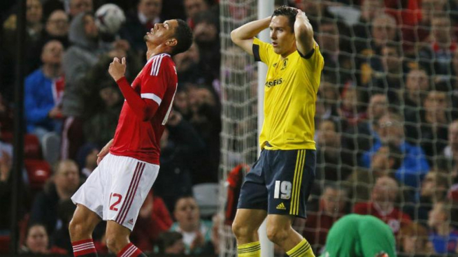 Bek Manchester United, Chris Smalling (kiri)