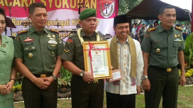 Prajurit TNI yang Bekuk Rampok Bersenjata Dihadiahi Uang
