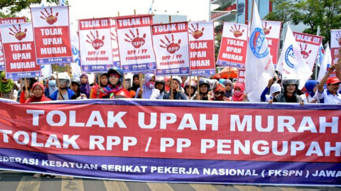Unjuk rasa buruh menolak PP Pengupahan dan upah murah