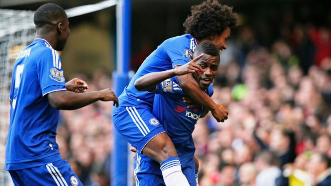 Para pemain Chelsea merayakan gol ke gawang Liverpool