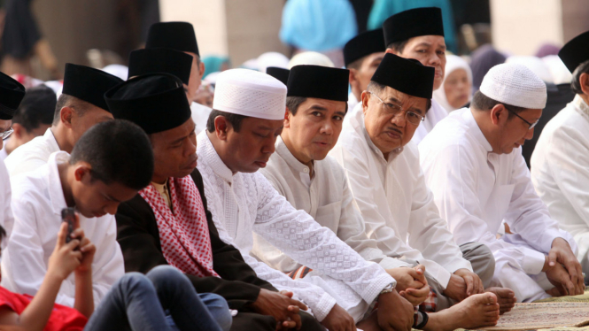 Wapres Jusuf Kalla saat Shalat di Masjid Istiqlal beberapa waktu lalu.