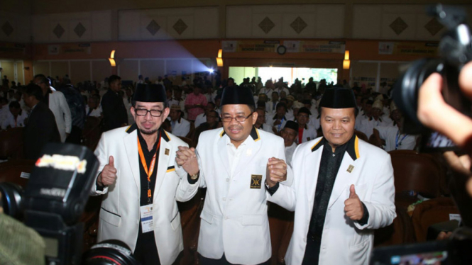 Wakil Ketua MPR Hidayat Nur Wahid (kanan) bersama koleganya di PKS.