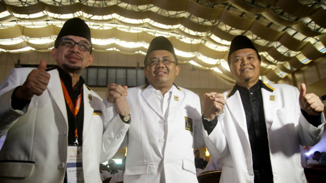 Presiden PKS Mohamad Sohibul Iman (tengah) bersama Hidayat Nur Wahid (kanan), dan Salim Segaf Al-Jufri (kiri) menghadiri Mukernas ke-4 PKS di Depok, Jawa Barat.