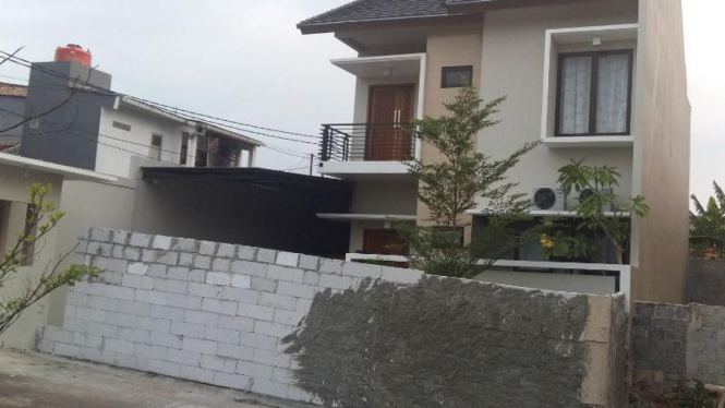Rumah milik Deni Akung yang ditembok warga warga kompleks Bukit Mas Bintaro