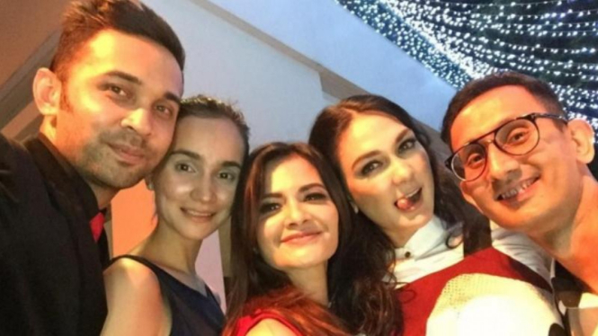 Luna Maya dan Cut Tari akrab