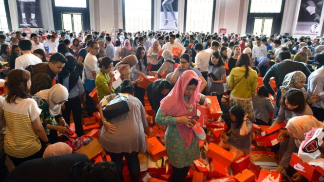 Para konsumen penuhi suatu acara pesta diskon sepatu di Jakarta.