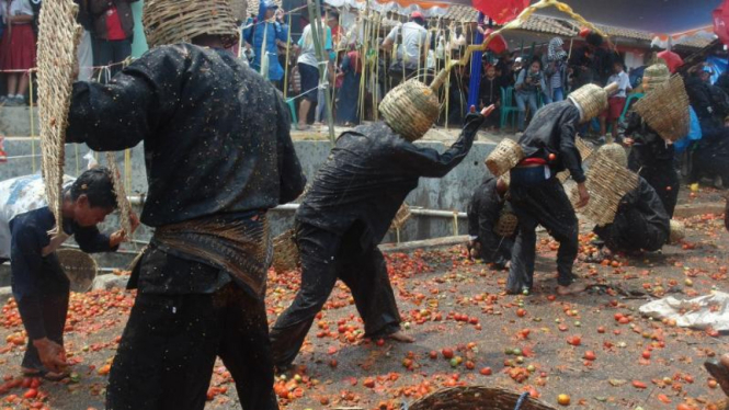 Tradisi Perang Tomat di Kabupaten Bandung Barat