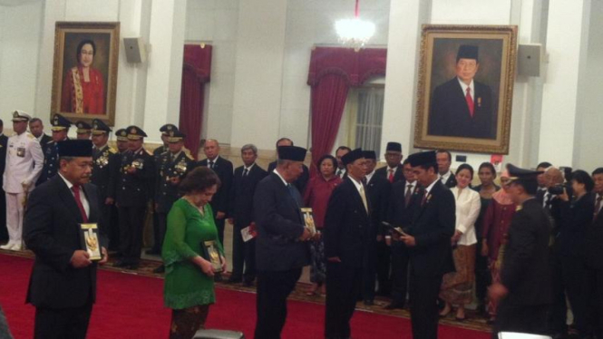 Jokowi menganugerhai lima tokoh bangsa sebagai pahlawan nasional.