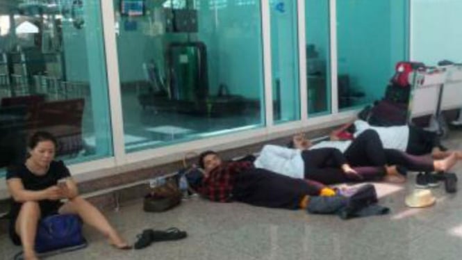 Wisatawan mancanegara memilih tidur di Bandara Internasional I Gusti Ngurah Rai.