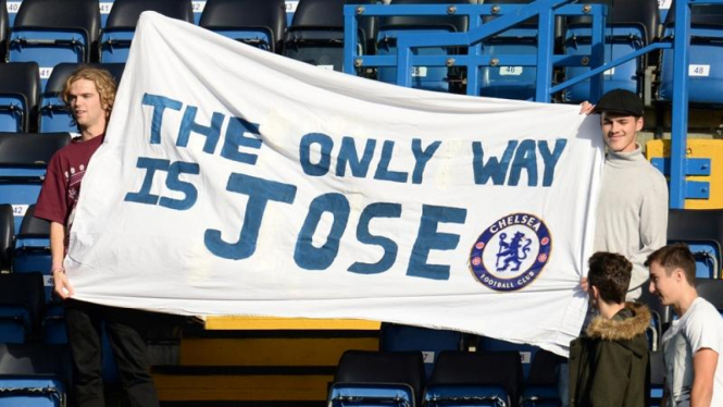 Suporter Chelsea berikan dukungan buat Jose Mourinho
