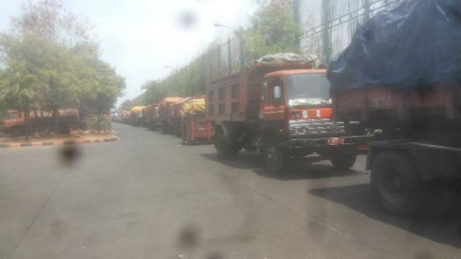 Truk sampah antre di TPST Sunter, Jakarta Utara