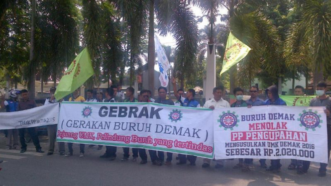 Buruh Demak menggelar unjuk rasa di depan pendopo Kabupaten Demak.