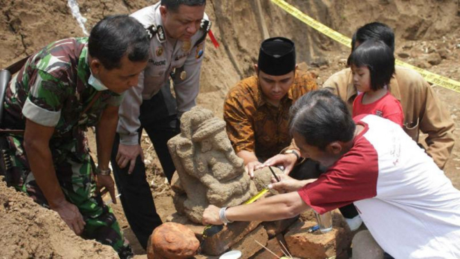 Arca Ganesha Abad 14 Ditemukan di Lahan Warga Malang