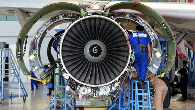 Perawatan pesawat di Garuda Maintenance Facility atau GMF AeroAsia. 