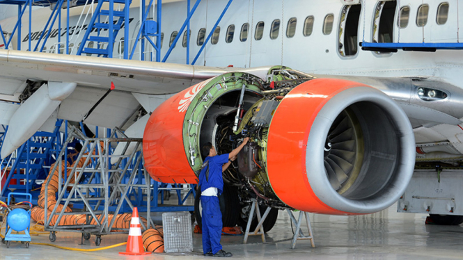 perawatan pesawat di Garuda Maintenance Facility (GMF) 