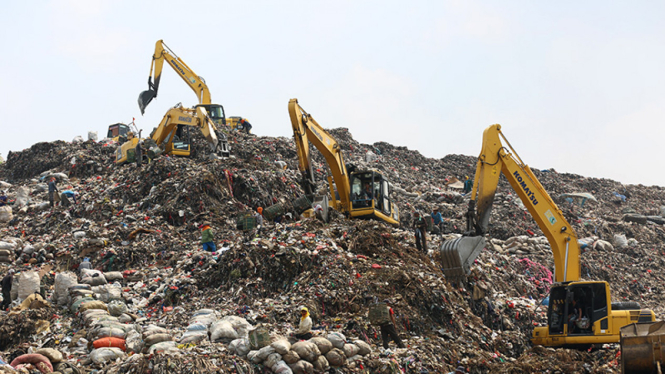 Sejumlah alat berat dikerahkan untuk menata tumpukan sampah yang baru datang, di TPST Bantar Gebang, Bekasi