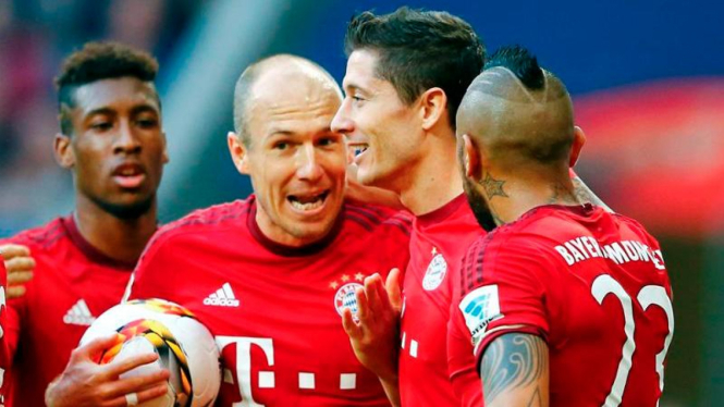 Para pemain Bayern Munich merayakan gol