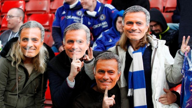 Fans Chelsea menggunakan topeng Jose Mourinho