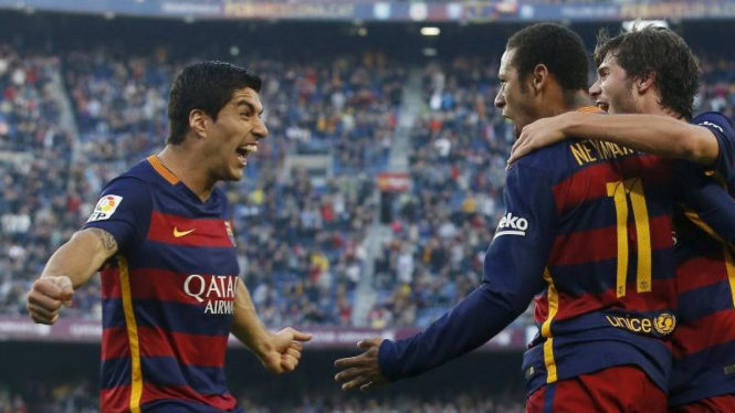 Luis Suarez (kiri) dan Neymar (tengah) saat merayakan gol