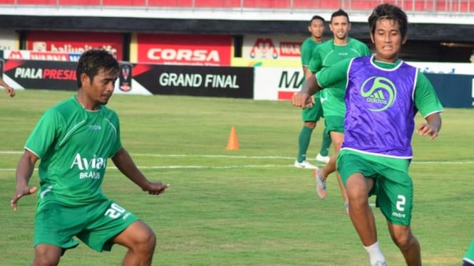 Para pemain Surabaya United yang dipinjamkan ke PS Polri, Ilham Udin Armaiyn dan Putu Gede Juni Antara.