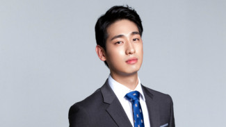 Manisnya Artis Korea Ini Beri Dukungan untuk Pelajar SMA