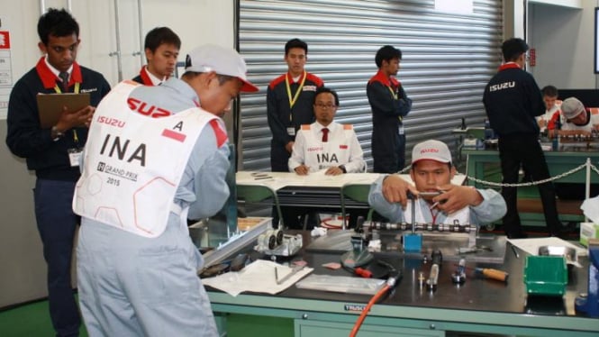 Kompetisi antar mekanik Isuzu di Jepang.