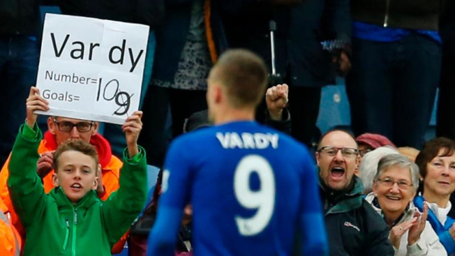 Suporter Leicester City berikan dukungan pada Jamie Vardy