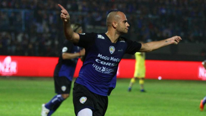 Pemain Arema merayakan gol ke gawang Persegres, Selasa, 10 November 2015.