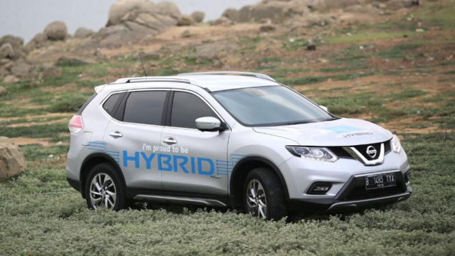 Nissan X-Trail Hybrid.