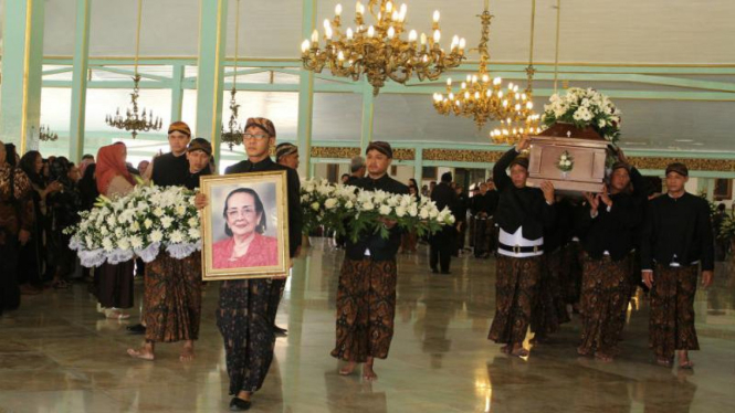 Jasad Putri Mangkunegaran Solo Dilepas dengan Ritual Brobosan