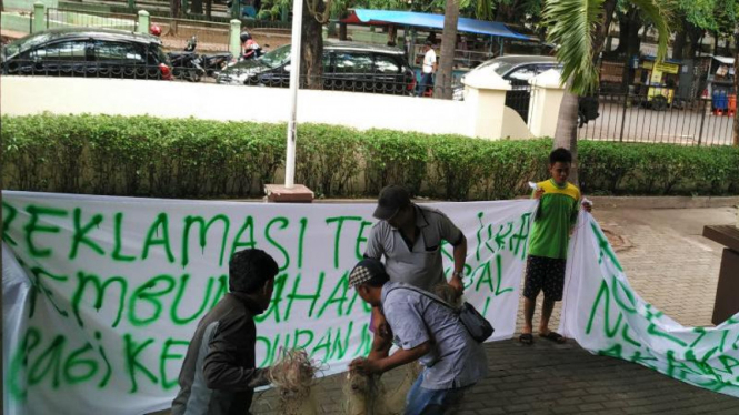 Kesatuan Nelayan Tradisional Indonesia (KNTI) unjuk rasa di PTUN, Jakarta.