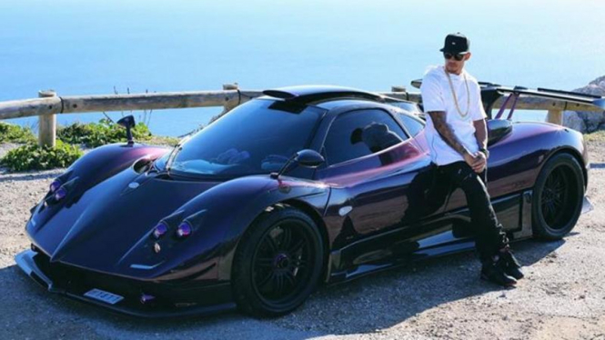 Lewis Hamilton dan Pagani Zonda miliknya.